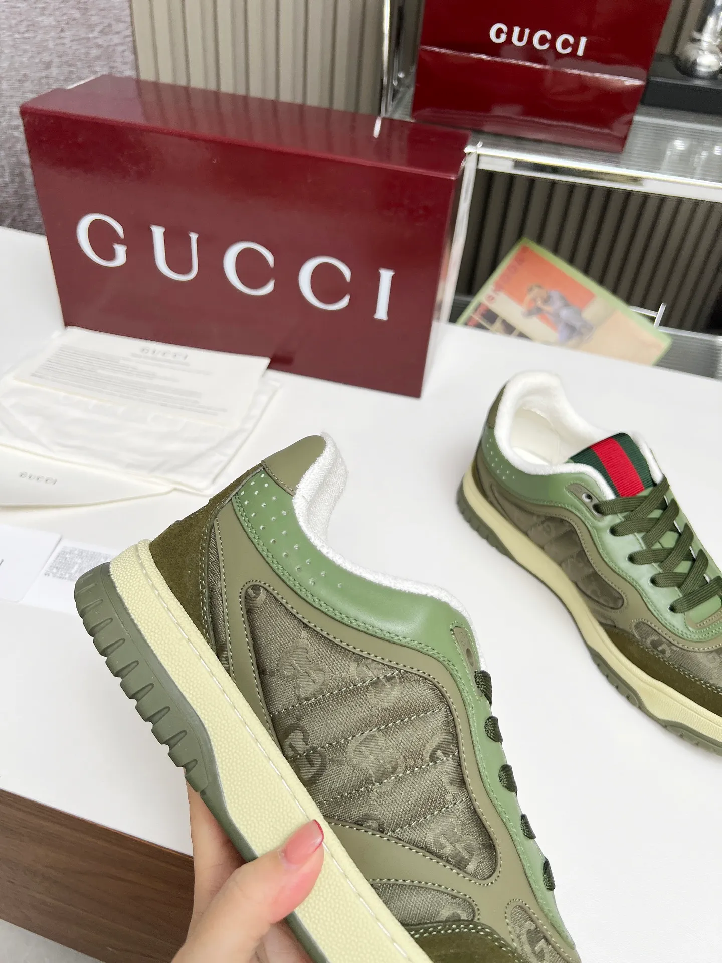 [G Home] P: 600💰 Couple size: Female 35-40. Male 39-44 (45 custom-made) 🆕2025.GUCC Gucci original order quality The latest popular high and low top aged couple sneakers series shipped original purchase development and production, this high and low top sneakers adopt a basketball-style silhouette design, cleverly integrated with hollow panels and distressed effects, showing unique ingenuity. The ingenuity incorporates brand logo details such as interlocking Double G styling accessories and Gucci lettering, a low-key tribute to the brand's design heritage. Exquisite packaging at the delivery counter 🛍📦 ▪️ Fabric: Original customized imported first-layer cowhide ▪️ Inner lining: Imported first-layer cowhide ▪️ Sole: Original molded two-color TPU sole ▪️ Sole thickness: 3cm